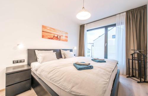 Andel Apartamento | Quiet & new apartment near city center with garage