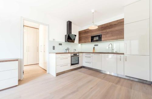 Andel Apartamento | Quiet & new apartment near city center with garage