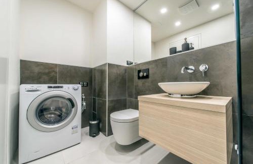 Andel Apartamento | Quiet & new apartment near city center with garage