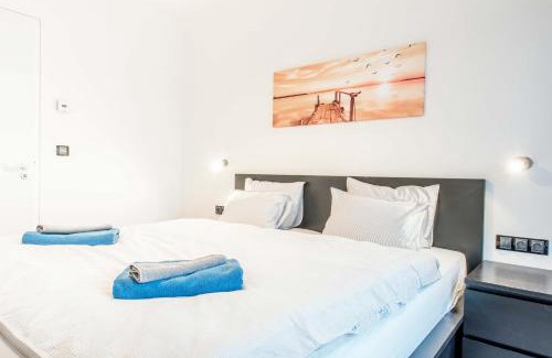 Andel Apartamento | Quiet & new apartment near city center with garage