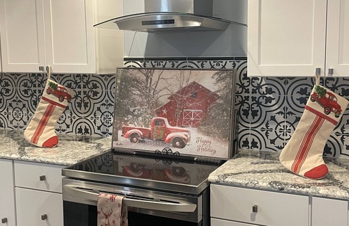 St. Clair County Otro | Quiet new farmhouse, sleeps 8-10 with huge kitchen and side yard, & gas grill!