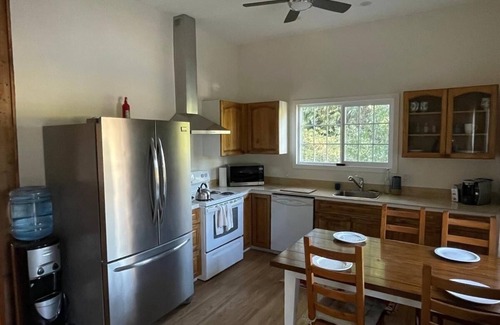 Regional District of Nanaimo Cabina | Quiet north nanaimo cabin steps to all amenities