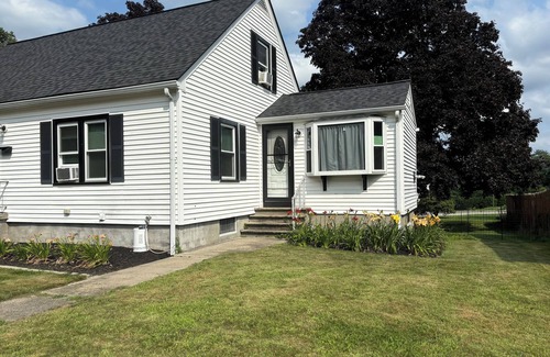 Webster Casa | Quiet & Peaceful Home minutes from Webster Lake & Indian Ranch