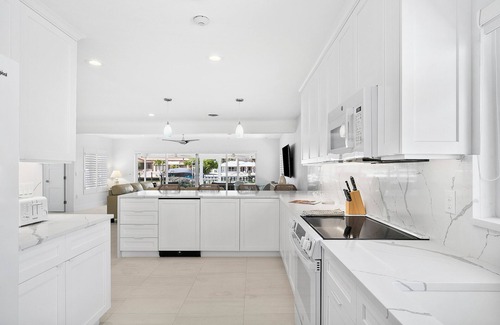 Saint Armands Key Casa | Quiet peaceful home on the canal with a dock; 2 minute walk to St Armands Circle