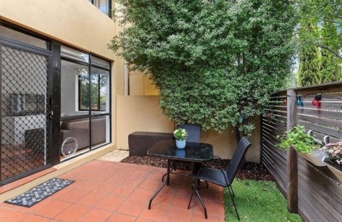 Northcote Casa | Quiet, peaceful northcote 1 bedroom unit