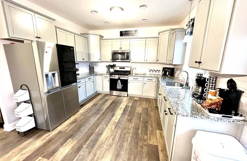 Traphill Casa | Quiet peaceful Stone mountain fun House with Pool ,Hot Tub￼ and vineyards near
