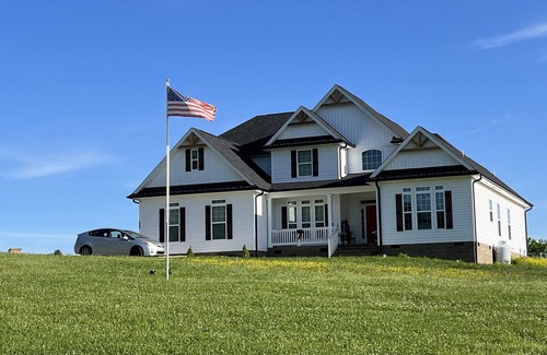 Traphill Casa | Quiet peaceful Stone mountain fun House with Pool ,Hot Tub￼ and vineyards near