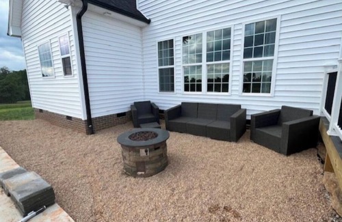 Traphill Casa | Quiet peaceful Stone mountain fun House with Pool ,Hot Tub￼ and vineyards near