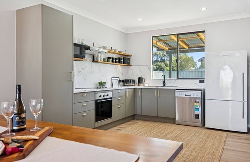 Two Rocks Casa | Quiet, Pet-Friendly Beach Retreat - 2 Minutes walk to the Beach.