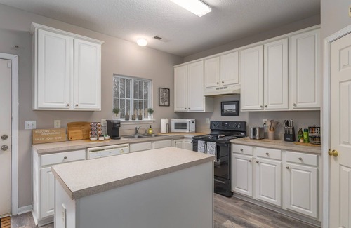 Greensboro Casa | Quiet, Pet Friendly Townhome - 2 Kings/1 Queen, Fire Pit, close to downtown