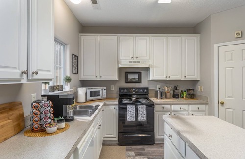 Greensboro Casa | Quiet, Pet Friendly Townhome - 2 Kings/1 Queen, Fire Pit, close to downtown