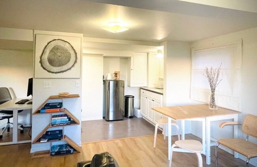 Phinney Ridge Apartamento | Quiet Phinney Ridge gem with view of Olympic Mountains and dedicated workspace