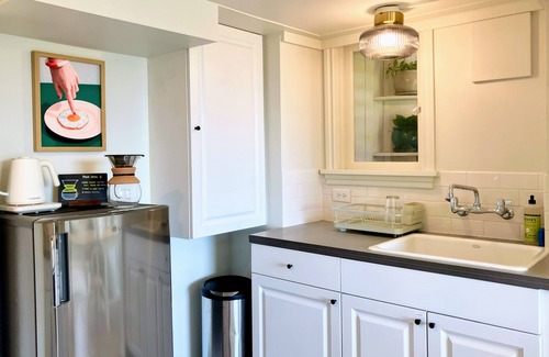 Phinney Ridge Apartamento | Quiet Phinney Ridge gem with view of Olympic Mountains and dedicated workspace