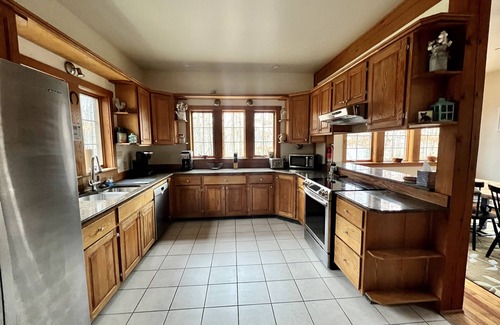 East Stroudsburg Chalet De Esquí | Quiet Poconos Chalet, Sleeps up to 12, Close to Skiing, Hiking, Wineries & More.