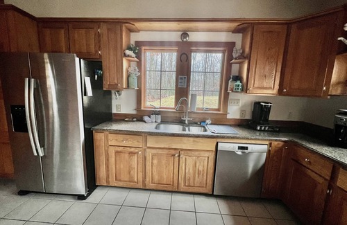 East Stroudsburg Chalet De Esquí | Quiet Poconos Chalet, Sleeps up to 12, Close to Skiing, Hiking, Wineries & More.