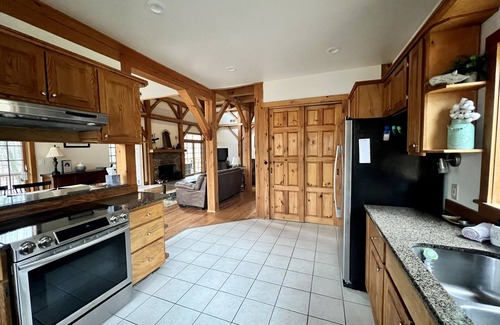 East Stroudsburg Chalet De Esquí | Quiet Poconos Chalet, Sleeps up to 12, Close to Skiing, Hiking, Wineries & More.
