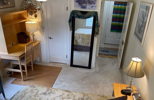 Cedar Falls Cama Y Desayuno | Quiet Private Room - Long Term Renters Welcome -