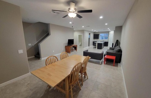 Chandler Casa | Quiet Private Room with Walk-in Closet, Pool, Grill
