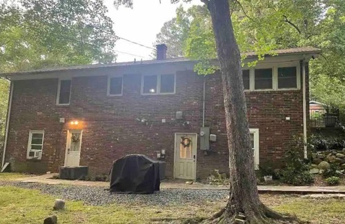 Chapel Hill Apartamento | Quiet, quaint 2 bedroom 2 bath upstairs apartment 3.5 miles from UNC