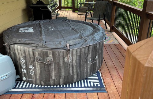 Dunlap Apartamento | Quiet, relaxing, Guest House with large porch on Cagle Mountain in Dunlap, Tn.