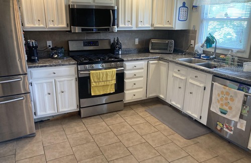 South Bend Casa | Quiet residence close to Notre Dame - sleeps 10 comfortably with room for more.