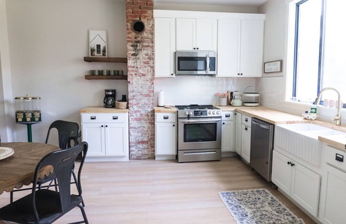 Sangamon County Otro | Quiet Retreat - Guest House on Flower Farm - Sleeps 7