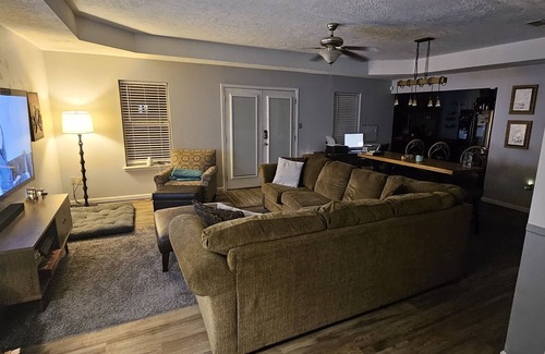 DeRidder Casa | Quiet room ideal for traveling professional.