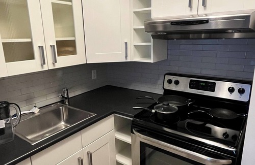 Church and Wellesley Apartamento | Quiet room near college station