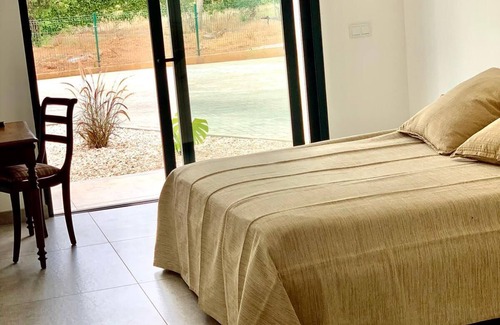 Penina Cama Y Desayuno | Quiet room, surrounded by a superb golf course, town center and beach nearby.