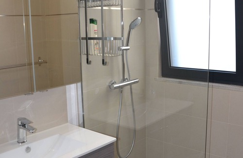 Penina Cama Y Desayuno | Quiet room, surrounded by a superb golf course, town center and beach nearby.