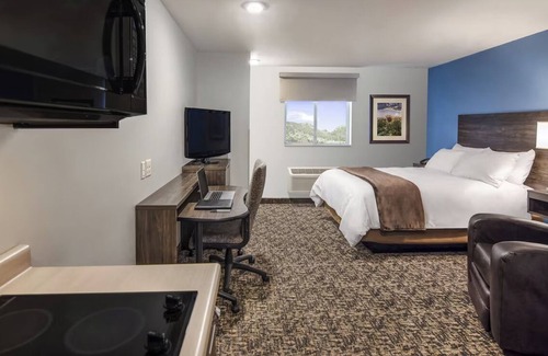 Midland Hotel | Quiet Room w/ Full Kitchen – Explore Midland Easily!