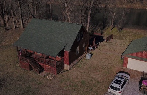Mountain View Cabina | Quiet rustic retreat on the White River across from Handford Bluff