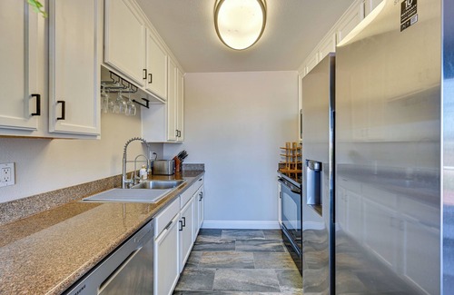 Normal Heights Condominio | Quiet San Diego Condo w/ Balcony, Pool & Hot Tub!
