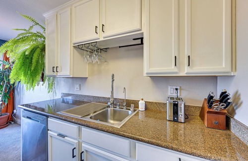 Normal Heights Condominio | Quiet San Diego Condo w/ Balcony, Pool & Hot Tub!