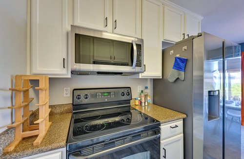 Normal Heights Condominio | Quiet San Diego Condo w/ Balcony, Pool & Hot Tub!