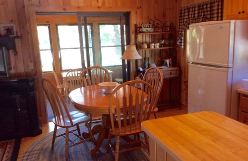 Shapleigh Cabina | Cabaña de troncos tranquila y aislada; la cabina es parte de un complejo costero de 37 acres.