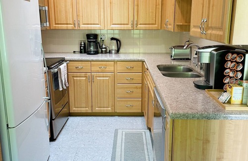 Highland Park Casa | Quiet & Spacious Mid-Century Modern Retreat in West Seattle. Pet friendly!