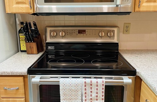 Highland Park Casa | Quiet & Spacious Mid-Century Modern Retreat in West Seattle. Pet friendly!
