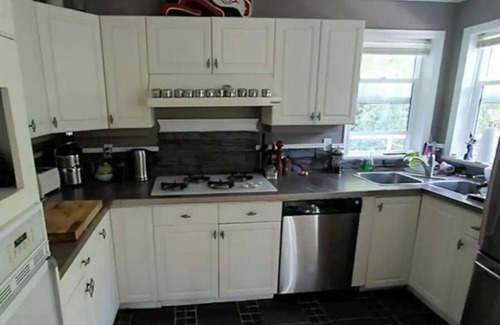 Squamish Casa | Quiet Squamish Home/5 bdrms/3 bthrms /2 kitchens Chief Views.