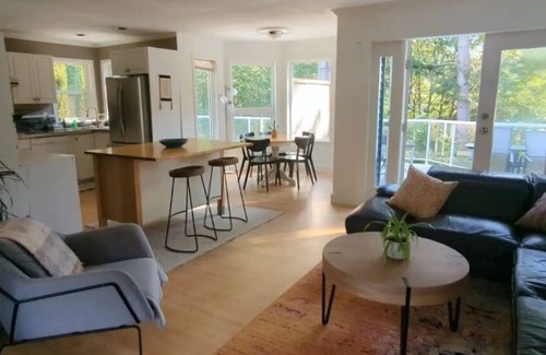 Squamish Casa | Quiet Squamish Home/5 bdrms/3 bthrms /2 kitchens Chief Views.