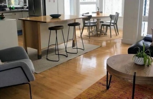 Squamish Casa | Quiet Squamish Home/5 bdrms/3 bthrms /2 kitchens Chief Views.