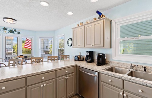 Ocean Isle Beach Casa | Quiet Street w/ pool and direct beach access