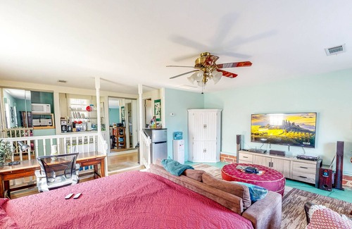 Fort Valley Cabina | Quiet Studio Backed by Woods, No Neighbors - Big Dog-Friendly Yard, Gas Grill
