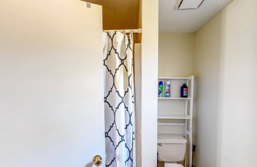 Fort Valley Cabina | Quiet Studio Backed by Woods, No Neighbors - Big Dog-Friendly Yard, Gas Grill