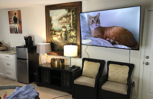 Central Naples Apartamento | Quiet Studio, minutes from Beaches, Shopping, Dining, 5th Ave and 3rd Street