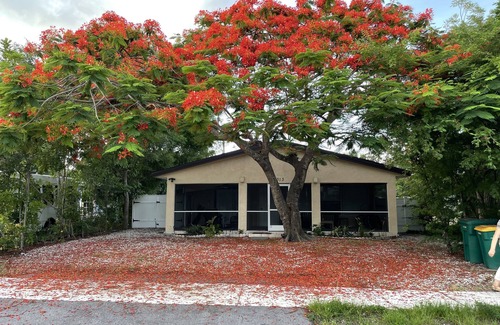 Central Naples Apartamento | Quiet Studio, minutes from Beaches, Shopping, Dining, 5th Ave and 3rd Street