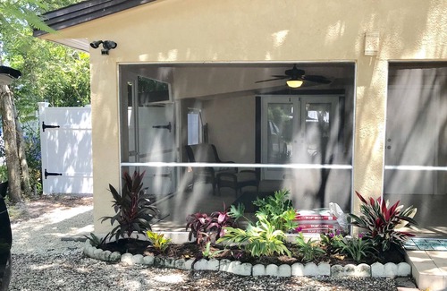 Central Naples Apartamento | Quiet Studio, minutes from Beaches, Shopping, Dining, 5th Ave and 3rd Street