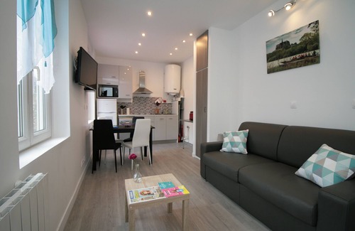 Saint-Quentin Apartamento | Estudio tranquilo con vistas al patio: wifi, terraza y aparcamiento gratuito.