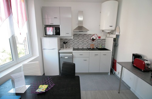 Saint-Quentin Apartamento | Estudio tranquilo con vistas al patio: wifi, terraza y aparcamiento gratuito.