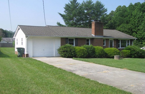 Winston - Salem Casa | Quiet Suburban House in Winston Salem